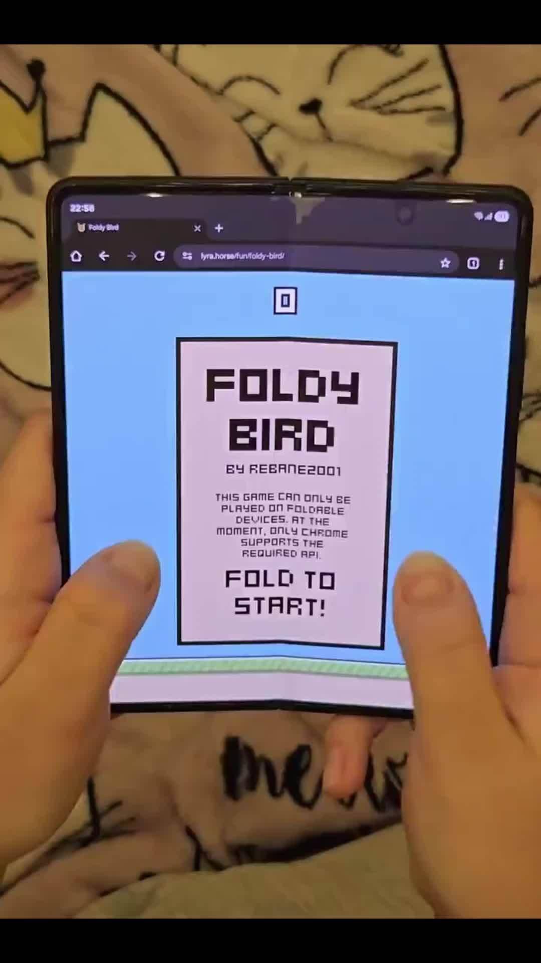 鉸鏈大考驗，玩家用折疊屏手機開合游玩《Flappy Bird》小游戲