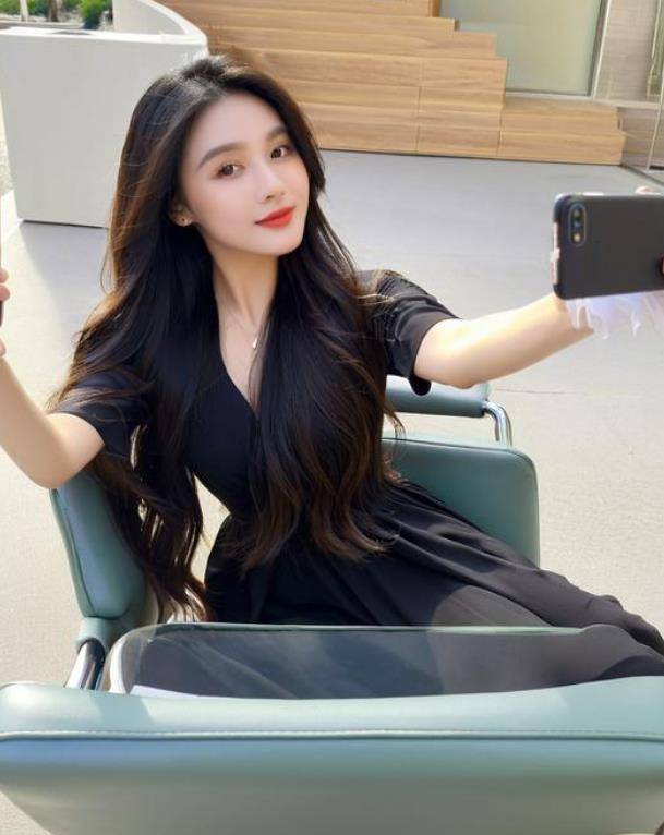 原創(chuàng)開心一笑：姑娘和男友恩愛時忘記拉窗簾，結(jié)果六旬老漢住院了……